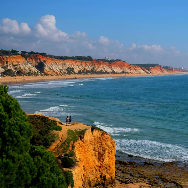 Praia da Falèsia: where the sea turns red