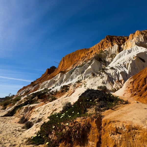 Praia da Falèsia: où la mer se teinte de rouge