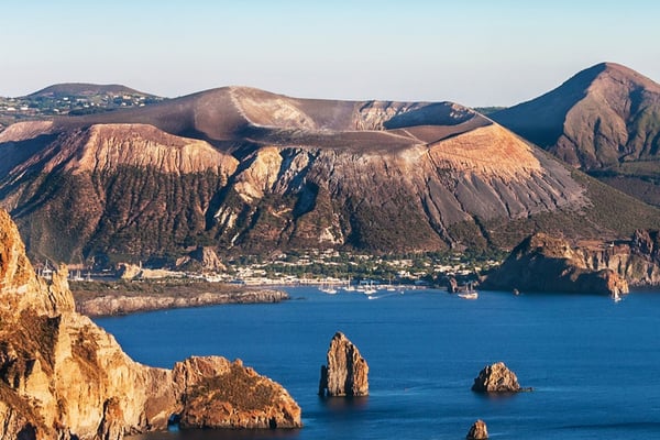 Vista panoramica dell'isola di Vulcano, con le sue drammatiche pendenze del cratere e il profondo mare Tirreno.