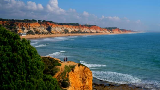Praia da Falèsia: where the sea turns red
