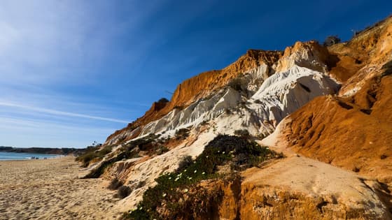 Praia da Falèsia: where the sea turns red