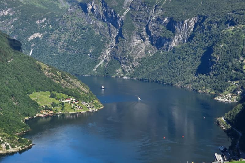 Between Sweden and Finland: the twin cities upon Torne river