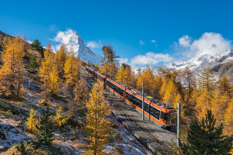 Meraviglie autunnali con la ferrovia delle foglie rosse
